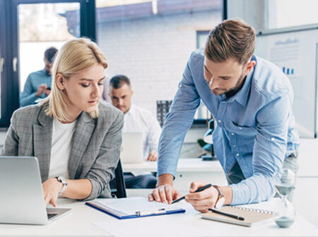 Un homme et une femme travaillent